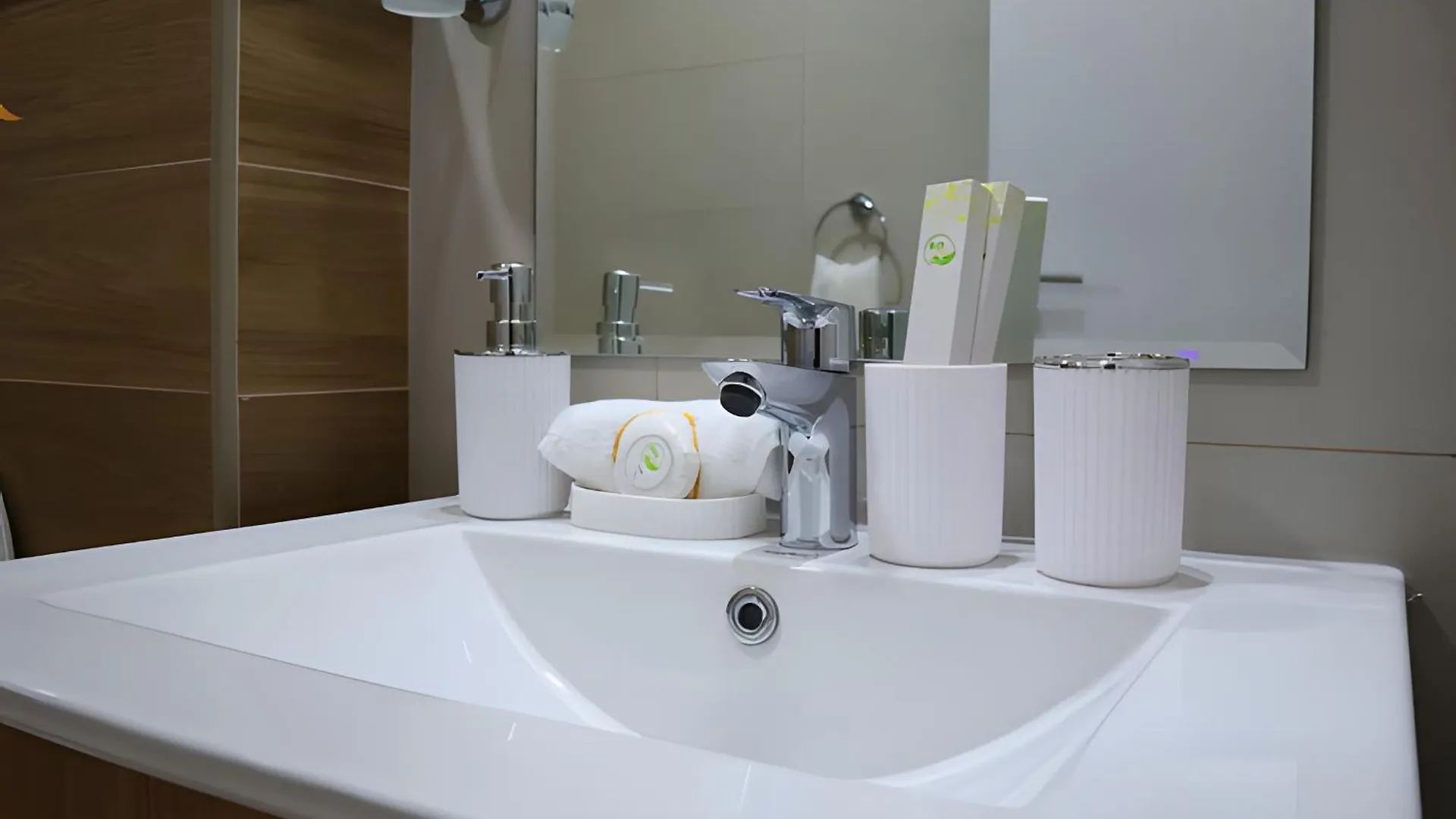 Urban 1Br Bliss With Free Pool And Parking In Masdar City Абу-Даби ОАЭ