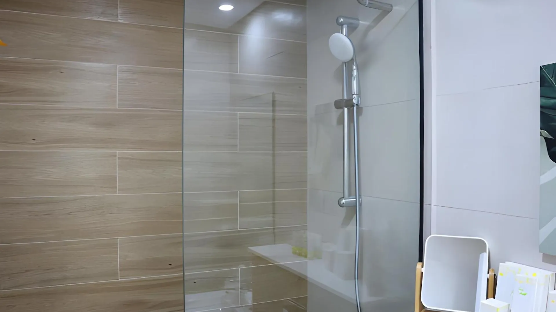 Urban 1Br Bliss With Free Pool And Parking In Masdar City Абу-Даби Апартаменты