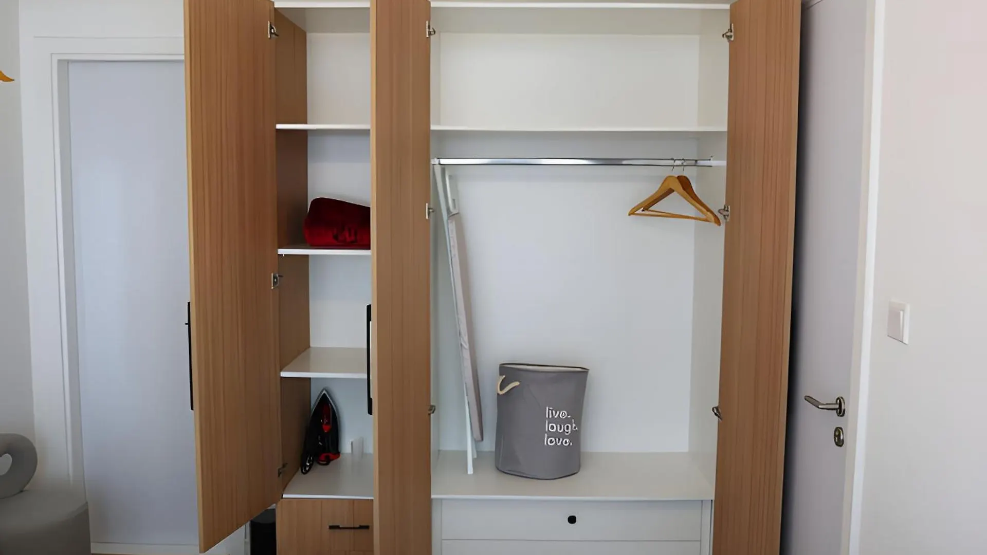 Urban 1Br Bliss With Free Pool And Parking In Masdar City Абу-Даби