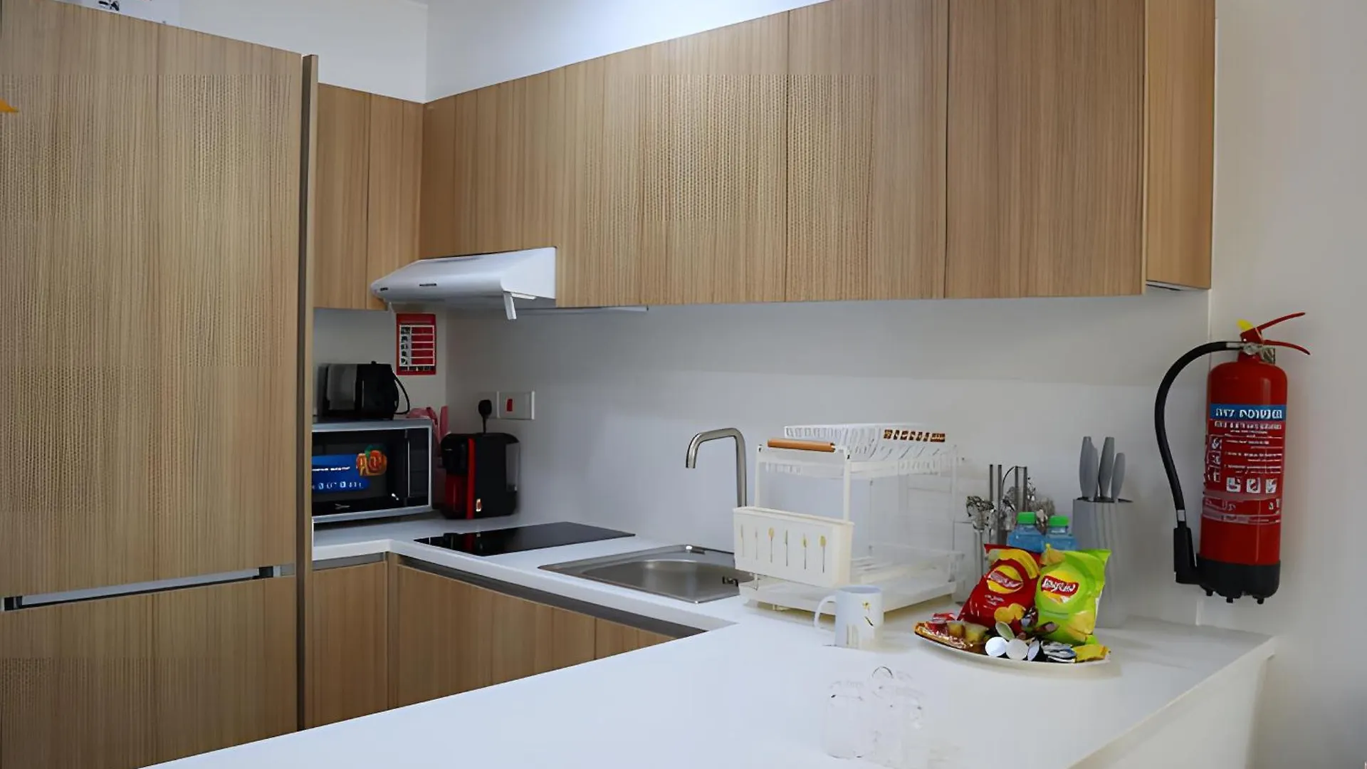 Urban 1Br Bliss With Free Pool And Parking In Masdar City Абу-Даби 0*,  ОАЭ